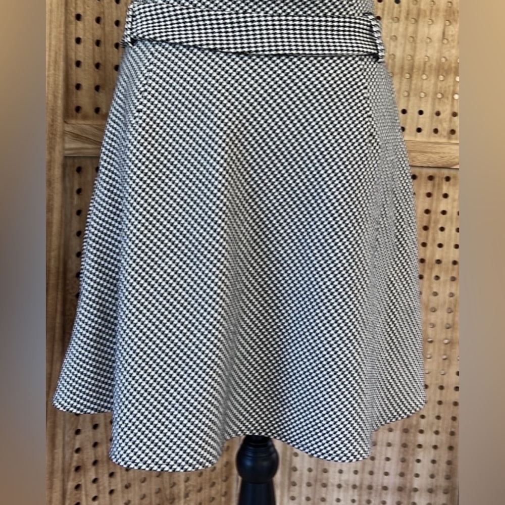 Express- Houndstooth, Mini Skirt with belt, Zip pockets, Side Zipper- Size 6